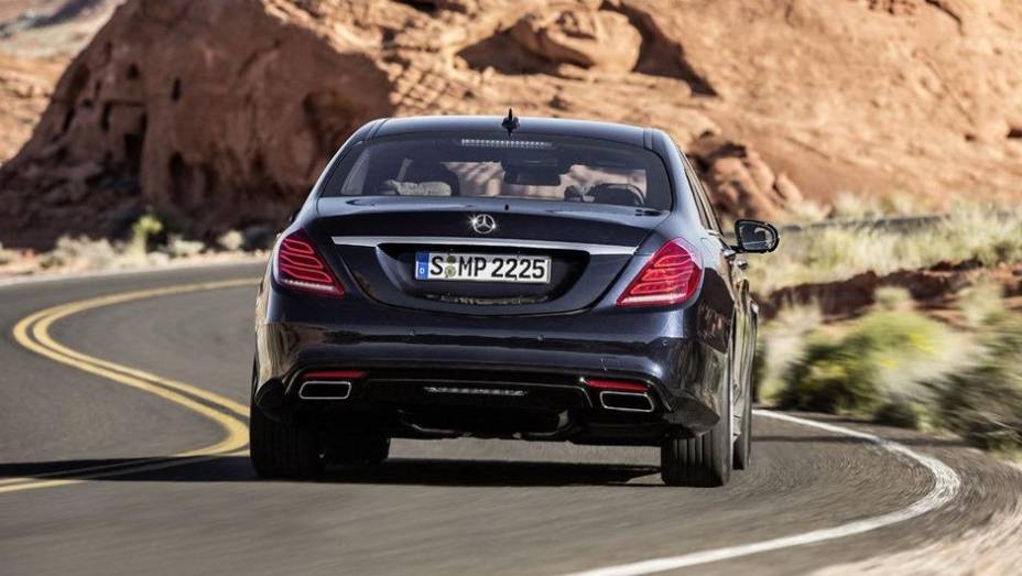 Na traseira, as lanternas foram renovadas e tamb&eacute;m pode ser visto um sistema de duplo escapamento | <a href="%20https://beta-develop.quatrorodas.abril.com.br/noticias/fabricantes/mercedes-benz-revela-classe-s-2014-741437.shtml" rel="migration">Leia mais</a>