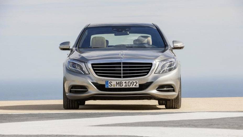 Visualmente, o modelo apresenta grande grade frontal cromada, bem como far&oacute;is com 56 luzes de LED | <a href="%20https://beta-develop.quatrorodas.abril.com.br/noticias/fabricantes/mercedes-benz-revela-classe-s-2014-741437.shtml" rel="migration">Leia mais</a>