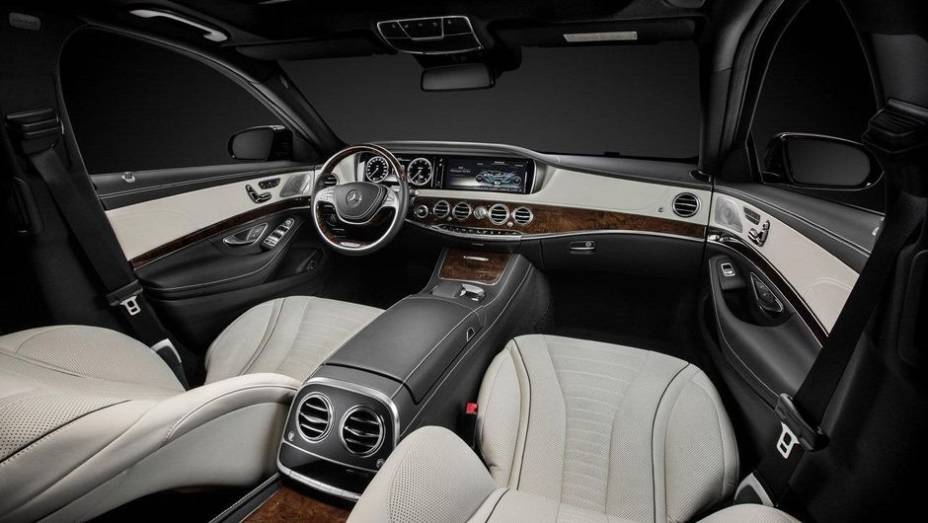 Por dentro, de acordo com a montadora, foram usados materiais de qualidade superior | <a href="https://beta-develop.quatrorodas.abril.com.br/noticias/fabricantes/mercedes-benz-revela-classe-s-2014-741437.shtml" rel="migration">Leia mais</a> Por dentro, de acordo com a montadora, foram usados materiais de qualidade superior | <a href="https://beta-develop.quatrorodas.abril.com.br/noticias/fabricantes/mercedes-benz-revela-classe-s-2014-741437.shtml" rel="migration">Leia mais</a>