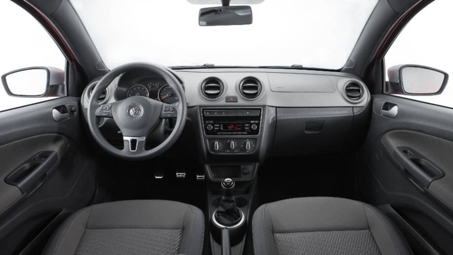 No interior, destaque para as pedaleiras em alum&iacute;nio escovado. <a href="https://beta-develop.quatrorodas.abril.com.br/carros/lancamentos/vw-gol-rallye-741505.shtml" rel="migration">Leia mais</a>