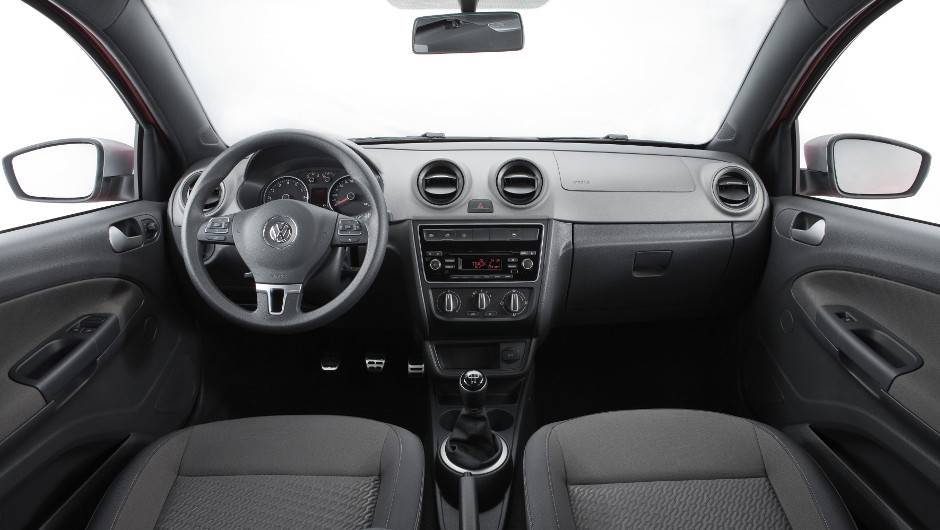 No interior, destaque para as pedaleiras em alum&iacute;nio escovado. <a href="https://beta-develop.quatrorodas.abril.com.br/carros/lancamentos/vw-gol-rallye-741505.shtml" rel="migration">Leia mais</a>