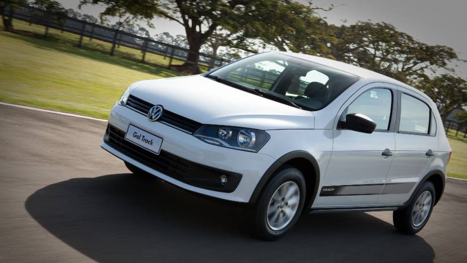 Suspens&atilde;o &eacute; elevada em 23 mil&iacute;metros em rela&ccedil;&atilde;o &agrave; vers&atilde;o convencional. <a href="https://beta-develop.quatrorodas.abril.com.br/carros/lancamentos//volkswagen-apresenta-novo-gol-track-741545.shtml" rel="migration">Leia mais</a>