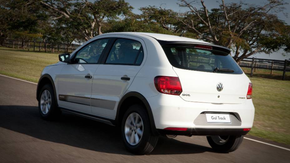 Alguns dos difenciais visuais: adesivo e soleira na lateral, aerof&oacute;lio em preto e &aacute;rea da placa adesivada. <a href="%20https://beta-develop.quatrorodas.abril.com.br/carros/lancamentos//volkswagen-apresenta-novo-gol-track-741545.shtml" rel="migration">Leia mais</a>