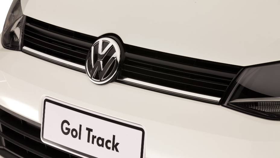 Filete cromado diferencia a grade frontal da vers&atilde;o. <a href="https://beta-develop.quatrorodas.abril.com.br/carros/lancamentos//volkswagen-apresenta-novo-gol-track-741545.shtml" rel="migration">Leia mais</a>