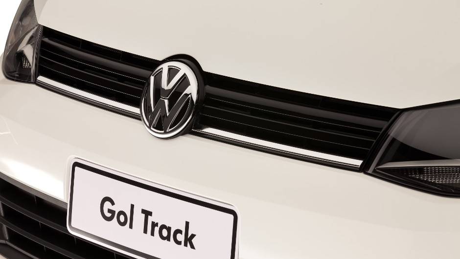 Filete cromado diferencia a grade frontal da vers&atilde;o. <a href="https://beta-develop.quatrorodas.abril.com.br/carros/lancamentos//volkswagen-apresenta-novo-gol-track-741545.shtml" rel="migration">Leia mais</a>