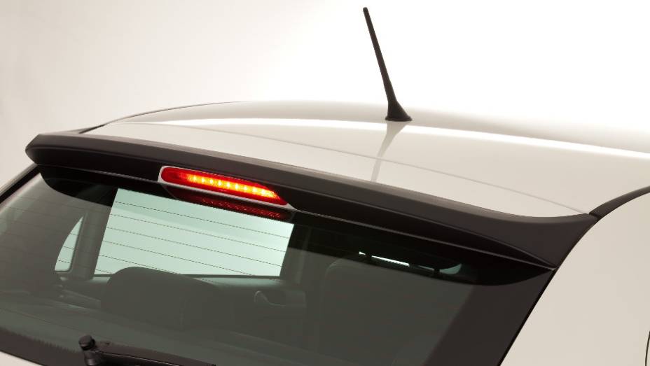 Defletor traseiro &eacute; pintado em preto fosco. <a href="https://beta-develop.quatrorodas.abril.com.br/carros/lancamentos//volkswagen-apresenta-novo-gol-track-741545.shtml" rel="migration">Leia mais</a>