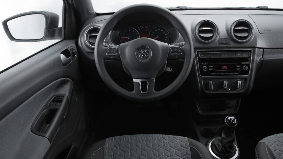 Interior traz alguns diferenciais, como os detalhes dos bancos. <a href="https://beta-develop.quatrorodas.abril.com.br/carros/lancamentos//volkswagen-apresenta-novo-gol-track-741545.shtml" rel="migration">Leia mais</a>