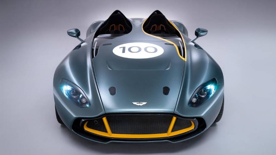 Modelo faz parte das comemorações do centenário da marca | <a href="https://beta-develop.quatrorodas.abril.com.br/noticias/fabricantes/aston-martin-revela-cc100-concept-741740.shtml" rel="migration">Leia mais</a>