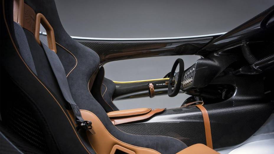 Carro tem uma configura&ccedil;&atilde;o speedster cl&aacute;ssica, com dois lugares, e com linhas modernas | <a href="https://beta-develop.quatrorodas.abril.com.br/noticias/fabricantes/aston-martin-revela-cc100-concept-741740.shtml" rel="migration">Leia mais</a>