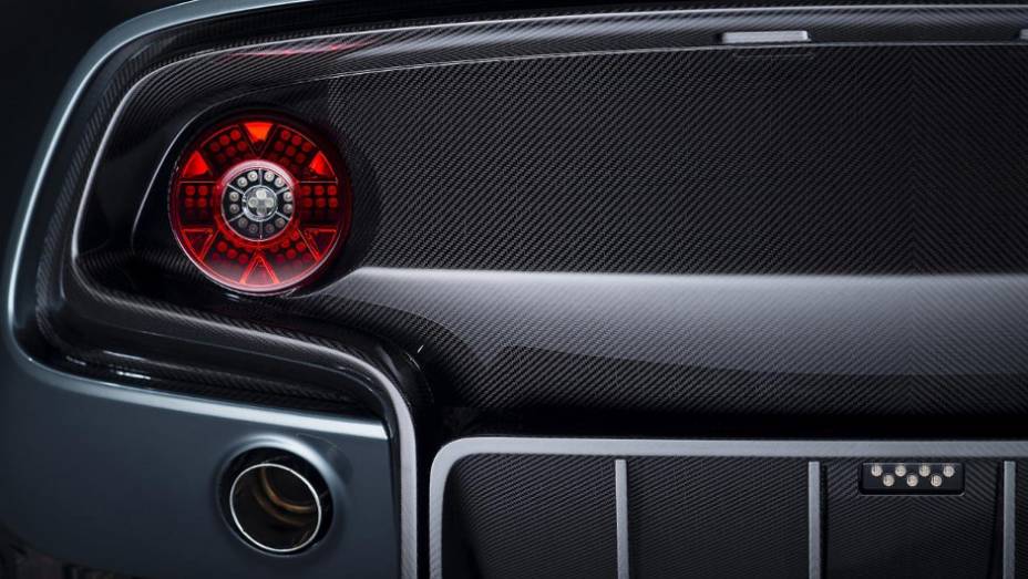 Com seu corpo todo trabalhado em fibra de carbono, ve&iacute;culo conta com motor V12 de 6,0 litros associado a uma caixa manual automatizada de 6 velocidades | <a href="%20https://beta-develop.quatrorodas.abril.com.br/noticias/fabricantes/aston-martin-revela-cc100-concept-7417" rel="migration"></a>