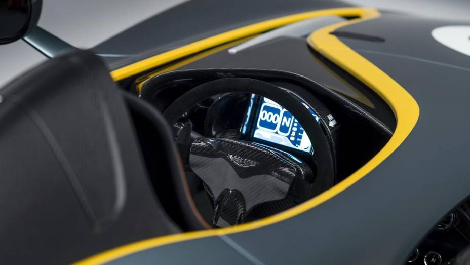 O CC100 atinge uma velocidade m&aacute;xima limitada eletronicamente de 290 km/h | <a href="https://beta-develop.quatrorodas.abril.com.br/noticias/fabricantes/aston-martin-revela-cc100-concept-741740.shtml" rel="migration">Leia mais</a>