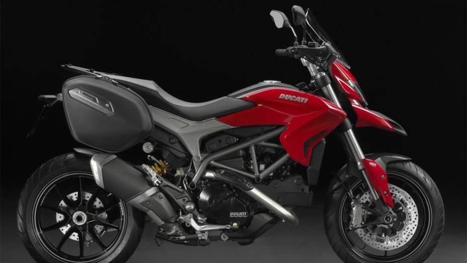 Motocicleta custará a partir de 12.790 euros na Itália | <a href="https://beta-develop.quatrorodas.abril.com.br/moto/noticias/ducati-revela-hyperstrada-2013-742105.shtml" rel="migration">Leia mais</a>