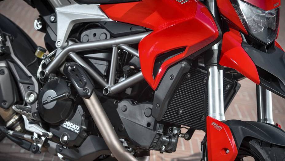 A Hyperstrada está equipada com a última geração do motor Ducati Testastretta 11° de 821 cc | <a href="https://beta-develop.quatrorodas.abril.com.br/moto/noticias/ducati-revela-hyperstrada-2013-742105.shtml" rel="migration">Leia mais</a>