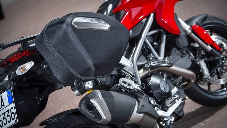 Seu motor é capaz de gerar 110 cavalos de potência a 9.250 rpm e um torque máximo de 9,1 mkgf a 7.750 rpm | <a href="https://beta-develop.quatrorodas.abril.com.br/moto/noticias/ducati-revela-hyperstrada-2013-742105.shtml" rel="migration">Leia mais</a>