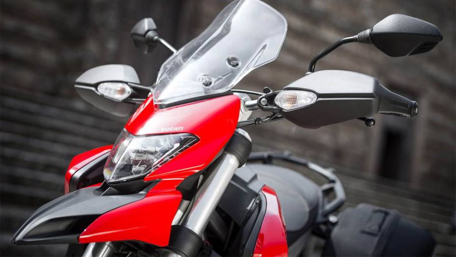 A motocicleta conta com o Pacote de Segurança Ducati com ABS de dois níveis | <a href="https://beta-develop.quatrorodas.abril.com.br/moto/noticias/ducati-revela-hyperstrada-2013-742105.shtml" rel="migration">Leia mais</a>