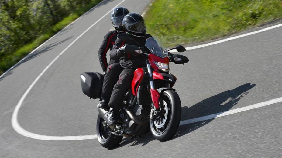 Moto conta também com controle de tração com oito níveis e ainda modos de pilotagem integrados (Riding, Touring e Urban) | <a href="https://beta-develop.quatrorodas.abril.com.br/moto/noticias/ducati-revela-hyperstrada-2013-742105.shtml" rel="migration">Leia mais</a>