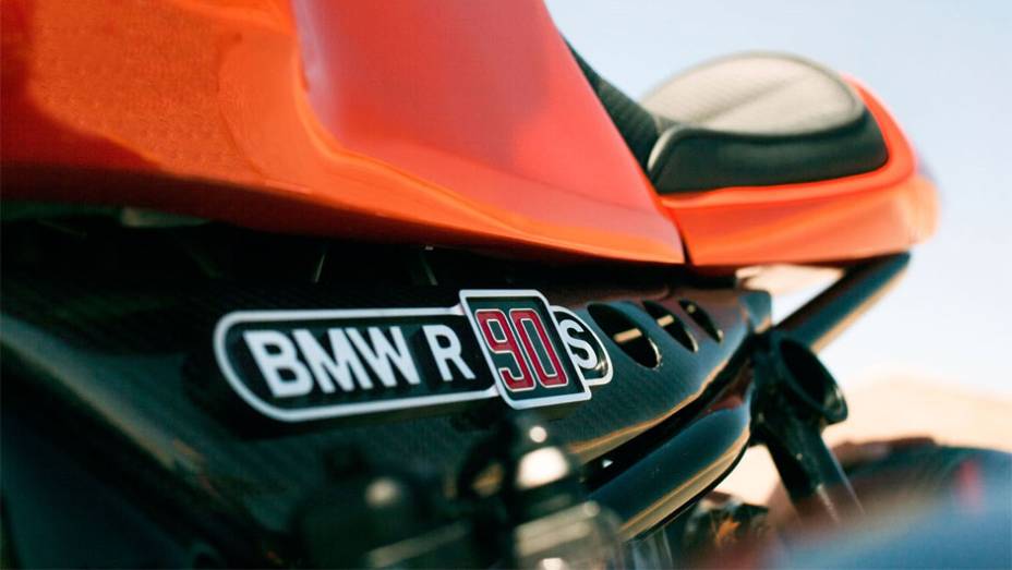 O quadro &eacute; feito &agrave; m&atilde;o em alum&iacute;nio escovado | <a href="https://beta-develop.quatrorodas.abril.com.br/moto/noticias/bmw-concept-ninety-concorso-d-eleganza-742400.shtml" rel="migration">Leia mais</a>