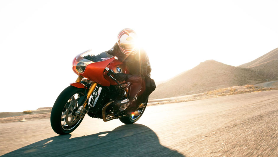 Sua cor laranja remete &agrave; lend&aacute;ria pintura Daytona Orange da BMW R 90 S | <a href="https://beta-develop.quatrorodas.abril.com.br/moto/noticias/bmw-concept-ninety-concorso-d-eleganza-742400.shtml" rel="migration">Leia mais</a>