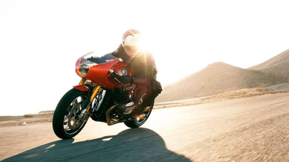 Sua cor laranja remete &agrave; lend&aacute;ria pintura Daytona Orange da BMW R 90 S | <a href="https://beta-develop.quatrorodas.abril.com.br/moto/noticias/bmw-concept-ninety-concorso-d-eleganza-742400.shtml" rel="migration">Leia mais</a>