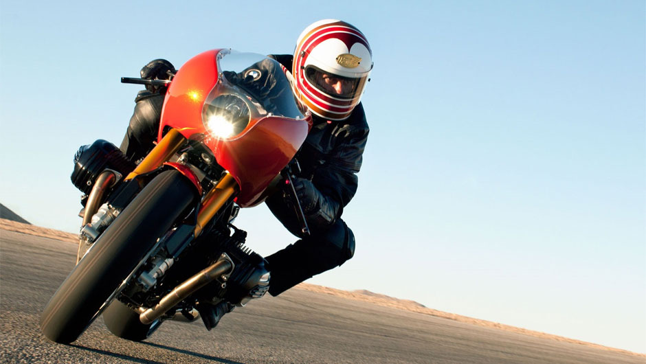 Equipada com LED, em vez de far&oacute;is hal&oacute;genos, a BMW Concept Ninety mant&eacute;m o design redondo do farol | <a href="%20https://beta-develop.quatrorodas.abril.com.br/moto/noticias/bmw-concept-ninety-concorso-d-eleganza-742400.shtml" rel="migration">Leia mais</a>