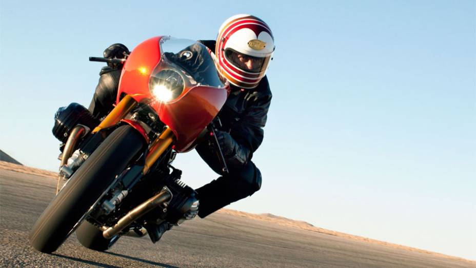 Equipada com LED, em vez de faróis halógenos, a BMW Concept Ninety mantém o design redondo do farol | <a href="%20https://beta-develop.quatrorodas.abril.com.br/moto/noticias/bmw-concept-ninety-concorso-d-eleganza-742400.shtml" rel="migration">Leia mais</a>