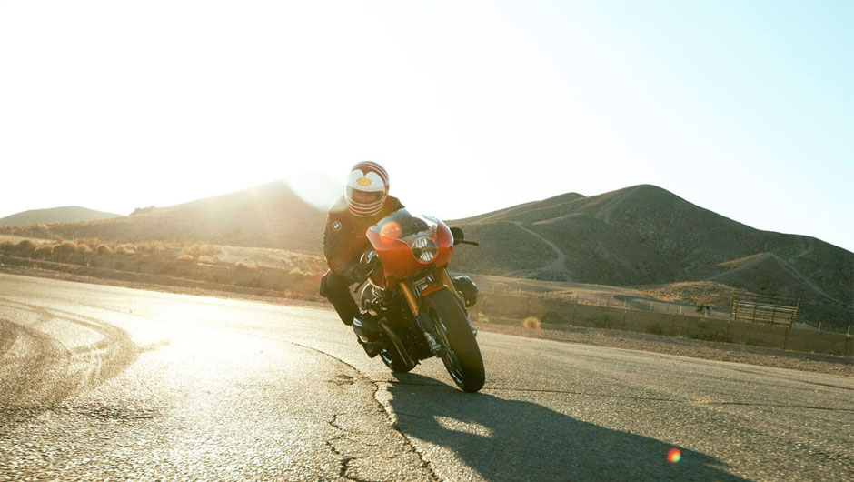 A BMW R 90 S original foi uma das motos de produ&ccedil;&atilde;o mais r&aacute;pidas de sua &eacute;poca, com uma velocidade m&aacute;xima de pouco mais de 200 km/h | <a href="%20https://beta-develop.quatrorodas.abril.com.br/moto/noticias/bmw-concept-ninety-concorso-d-eleganza-742400.shtml" rel="migration">Leia mais</a>
