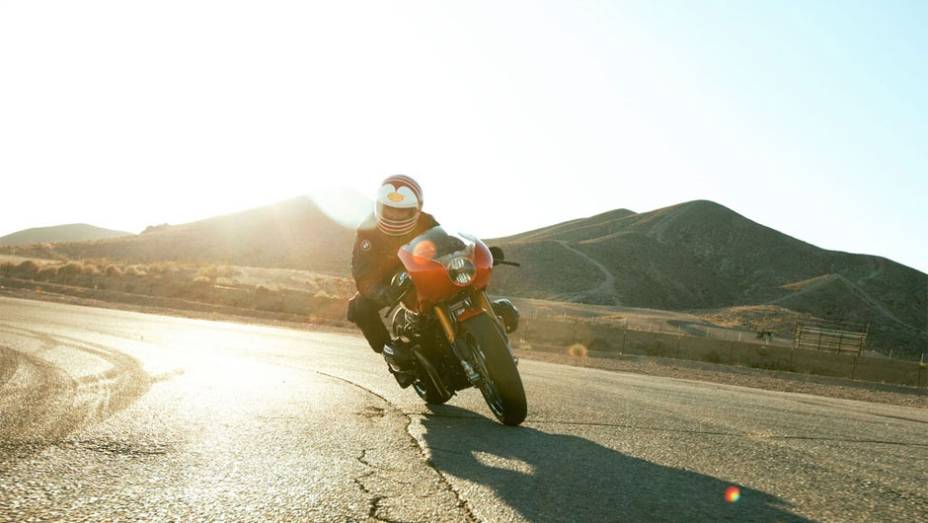 A BMW R 90 S original foi uma das motos de produção mais rápidas de sua época, com uma velocidade máxima de pouco mais de 200 km/h | <a href="%20https://beta-develop.quatrorodas.abril.com.br/moto/noticias/bmw-concept-ninety-concorso-d-eleganza-742400.shtml" rel="migration">Leia mais</a>
