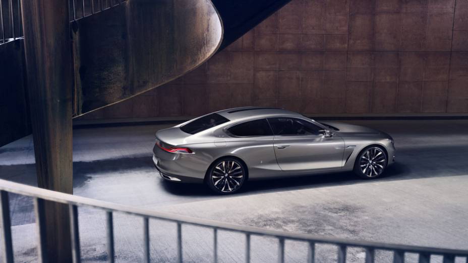 Externamente, o modelo assemelha-se ao conceito You, lan&ccedil;ado pela Volvo em 2011 | <a href="https://beta-develop.quatrorodas.abril.com.br/noticias/fabricantes/bmw-pininfarina-lancam-gran-lusso-coupe-742303.shtml" rel="migration">Leia mais</a>