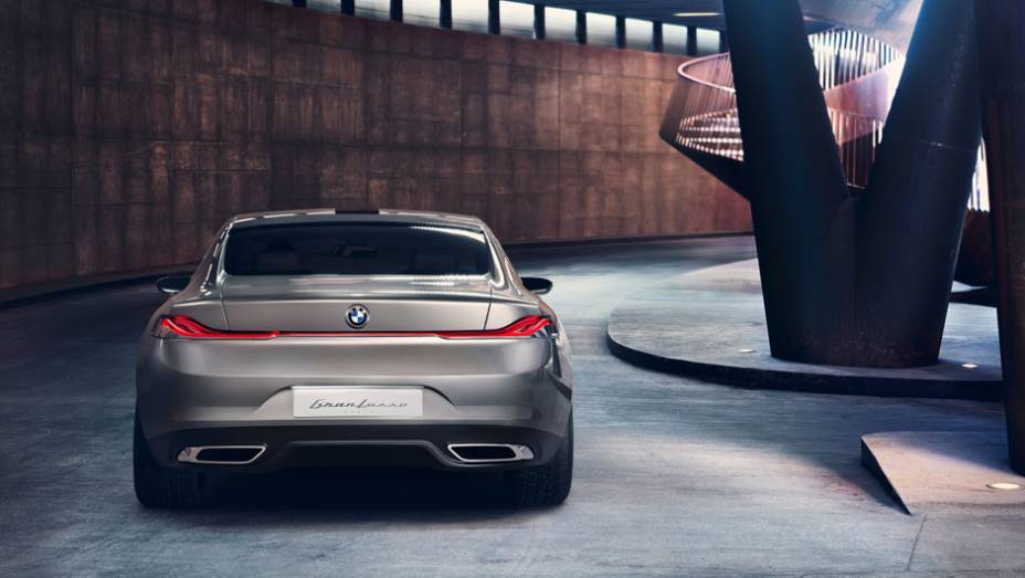 Na parte traseira, nota-se um contraste de superf&iacute;cies curvadas, que se misturam ao perfil de um cup&ecirc; cl&aacute;ssico | <a href="%20https://beta-develop.quatrorodas.abril.com.br/noticias/fabricantes/bmw-pininfarina-lancam-gran-lusso-coupe-742303.shtml" rel="migration">Leia mais</a>