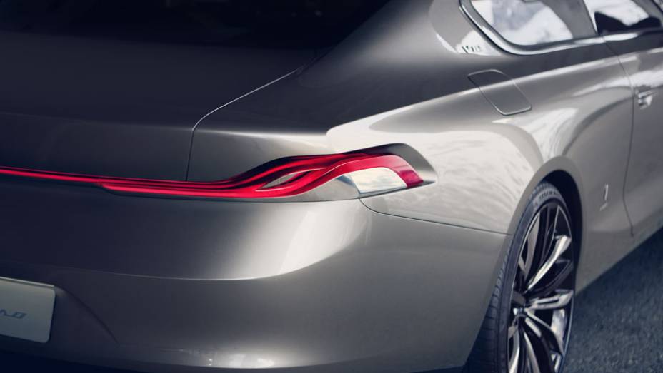 Lanternas se fundem em uma s&oacute; na traseira | <a href="https://beta-develop.quatrorodas.abril.com.br/noticias/fabricantes/bmw-pininfarina-lancam-gran-lusso-coupe-742303.shtml" rel="migration">Leia mais</a>