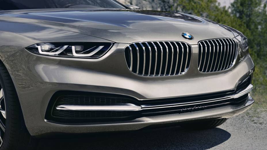 Grade dianteira foi aumentada | <a href="https://beta-develop.quatrorodas.abril.com.br/noticias/fabricantes/bmw-pininfarina-lancam-gran-lusso-coupe-742303.shtml" rel="migration">Leia mais</a>