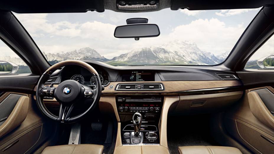Interior conta com revestimentos de luxo | <a href="https://beta-develop.quatrorodas.abril.com.br/noticias/fabricantes/bmw-pininfarina-lancam-gran-lusso-coupe-742303.shtml" rel="migration">Leia mais</a>