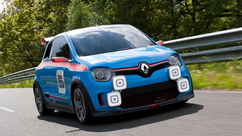 Conceito oferece uma prévia de como será a próxima geração do Renault Twingo | <a href="https://beta-develop.quatrorodas.abril.com.br/noticias/fabricantes/renault-twin-run-concept-revelado-monaco-742319.shtml" rel="migration">Leia mais</a>