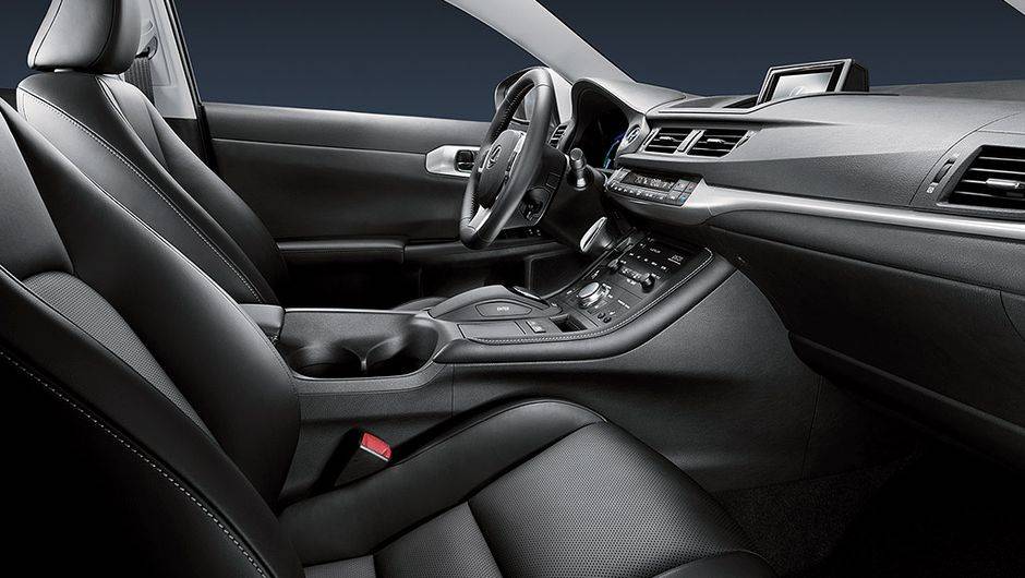 Combinando os dois motores, a pot&ecirc;ncia total &eacute; de 136 cv | <a href="https://beta-develop.quatrorodas.abril.com.br/noticias/fabricantes/lexus-ct-200h-chega-r-149-mil-742382.shtml" rel="migration">Leia mais</a>