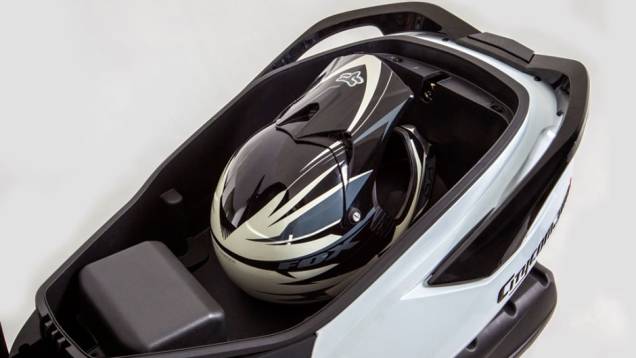 A versão 2013/2014 traz aplicação de carenagens com padrão estilo fibra de carbono | <a href="https://beta-develop.quatrorodas.abril.com.br/moto/noticias/dafra-apresenta-novo-citycom-300i-742713.shtml" rel="migration">Leia mais</a> A versão 2013/2014 traz aplicação de carenagens com padrão estilo fibra de carbono | <a href="https://beta-develop.quatrorodas.abril.com.br/moto/noticias/dafra-apresenta-novo-citycom-300i-742713.shtml" rel="migration">Leia mais</a>