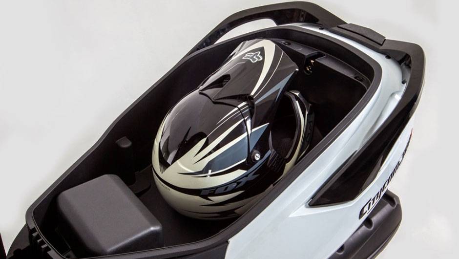 A versão 2013/2014 traz aplicação de carenagens com padrão estilo fibra de carbono | <a href="https://beta-develop.quatrorodas.abril.com.br/moto/noticias/dafra-apresenta-novo-citycom-300i-742713.shtml" rel="migration">Leia mais</a> A versão 2013/2014 traz aplicação de carenagens com padrão estilo fibra de carbono | <a href="https://beta-develop.quatrorodas.abril.com.br/moto/noticias/dafra-apresenta-novo-citycom-300i-742713.shtml" rel="migration">Leia mais</a>