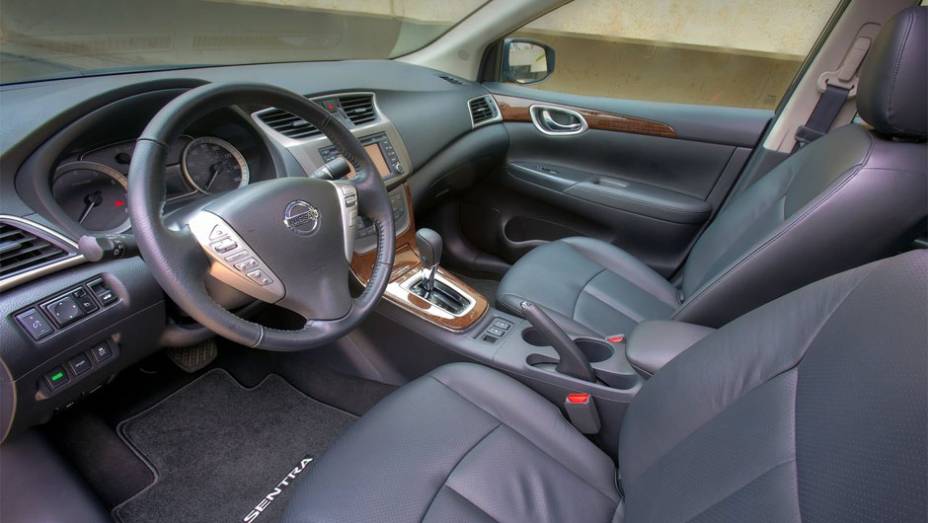 Detalhe do interior do novo Sentra | <a href="https://beta-develop.quatrorodas.abril.com.br/carros/lancamentos/nissan-sentra-757163.shtml" rel="migration">Leia mais</a>