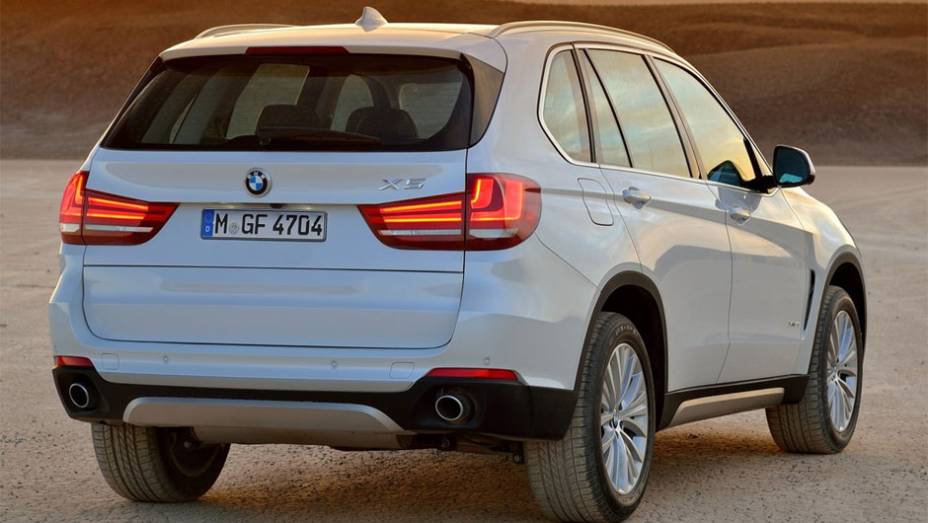A maior altera&ccedil;&atilde;o &agrave; receita vem na forma do X5 sDrive35i, que &eacute; a primeira vers&atilde;o do ve&iacute;culo com tra&ccedil;&atilde;o traseira | <a href="%20https://beta-develop.quatrorodas.abril.com.br/saloes/frankfurt/2013/bmw-x5-2014-753162.shtml" rel="migration">Leia mais</a>