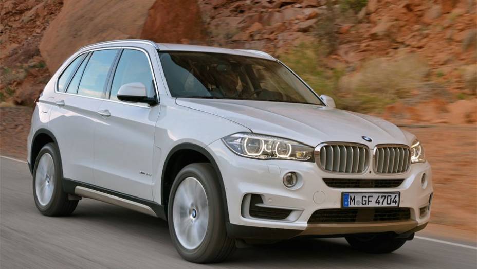 X5 sDrive35i tem motor turbocharged de seis cilindros em linha de 3.0 litros | <a href="%20https://beta-develop.quatrorodas.abril.com.br/saloes/frankfurt/2013/bmw-x5-2014-753162.shtml" rel="migration">Leia mais</a>