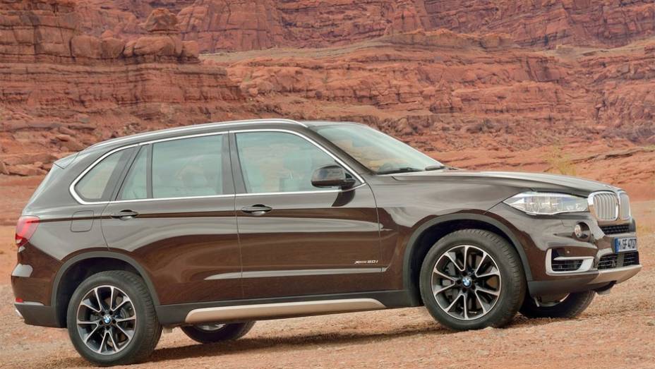 O X5 xDrive50i possui moto biturbo de 4.4 litros V8 | <a href="https://beta-develop.quatrorodas.abril.com.br/saloes/frankfurt/2013/bmw-x5-2014-753162.shtml" rel="migration">Leia mais</a>