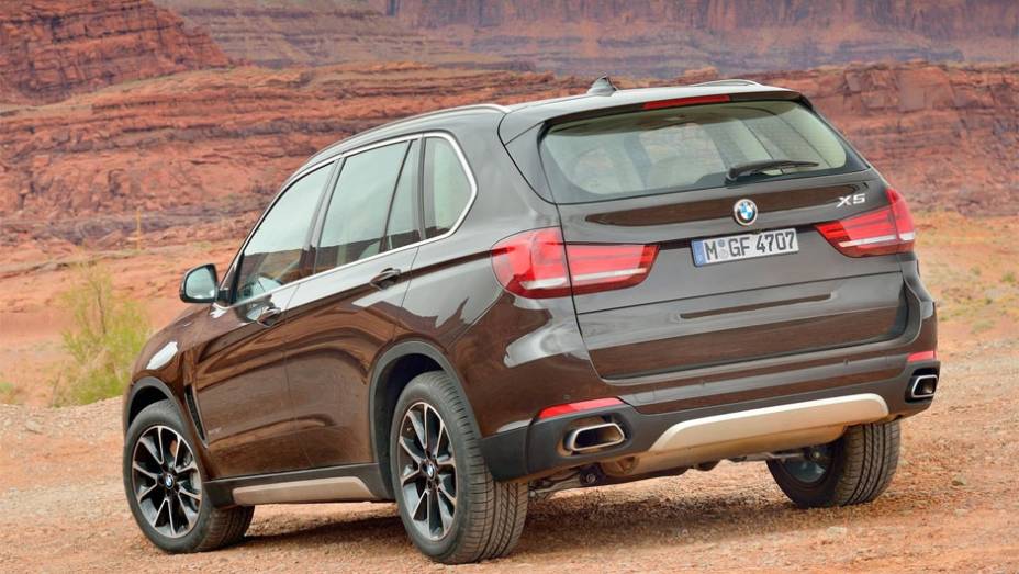 Os motoristas poderão desfrutar de um acréscimo de 45 cv em relação ao modelo anterior | <a href="%20https://beta-develop.quatrorodas.abril.com.br/saloes/frankfurt/2013/bmw-x5-2014-753162.shtml" rel="migration">Leia mais</a>