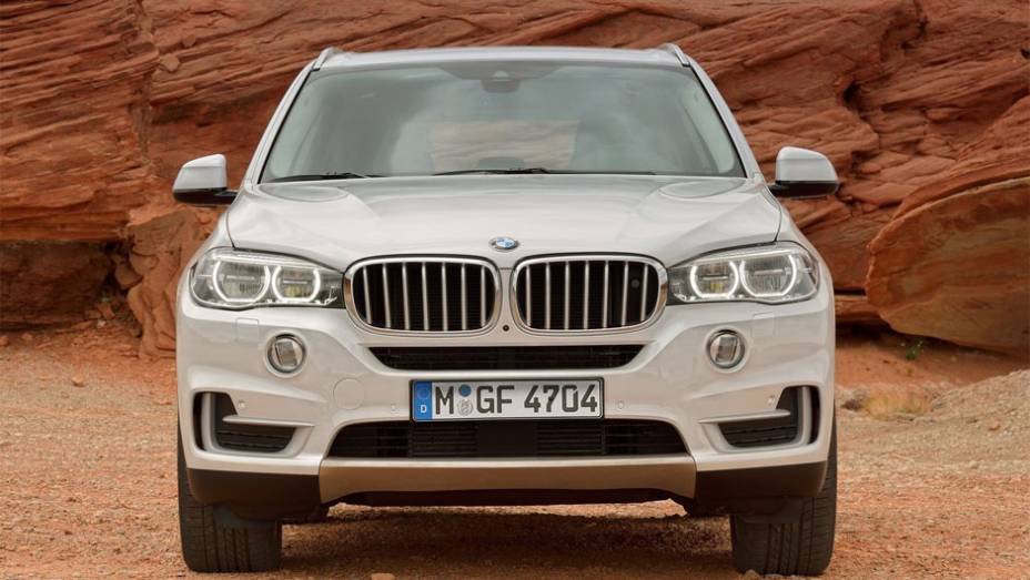 Motor &eacute; capaz de gerar at&eacute; 300 cavalos de pot&ecirc;ncia e 41,48 mkgf de torque e est&aacute; acoplado a uma transmiss&atilde;o autom&aacute;tica de oito velocidades | <a href="%20https://beta-develop.quatrorodas.abril.com.br/saloes/frankfurt/2013/bmw-x5-2014-753162.shtml" rel="migration">Leia mais</a>