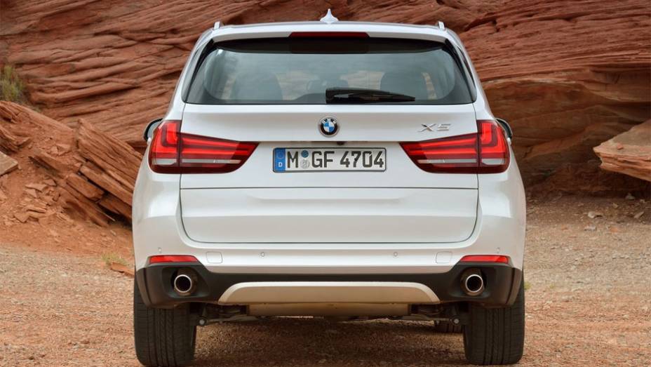 A BMW diz que essa combinação é boa o suficiente para que o novo X5 faça de 0 a 100 km/h em 6,2 segundos | <a href="%20https://beta-develop.quatrorodas.abril.com.br/saloes/frankfurt/2013/bmw-x5-2014-753162.shtml" rel="migration">Leia mais</a>