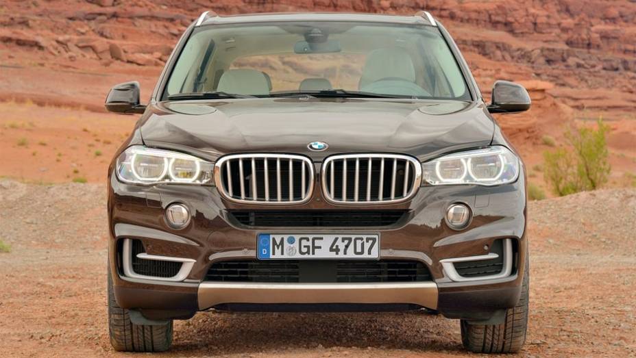 Motor do X5 xDrive50i gera at&eacute; 450 cavalos e 66,36 mkgf de torque | <a href="https://beta-develop.quatrorodas.abril.com.br/saloes/frankfurt/2013/bmw-x5-2014-753162.shtml" rel="migration">Leia mais</a>