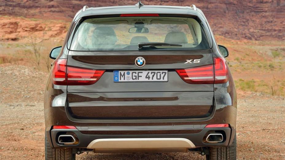 Combinado com uma transmiss&atilde;o autom&aacute;tica de oito velocidades, faz de 0 a 100 km/h em 4,9 segundos | <a href="%20https://beta-develop.quatrorodas.abril.com.br/saloes/frankfurt/2013/bmw-x5-2014-753162.shtml" rel="migration">Leia mais</a>