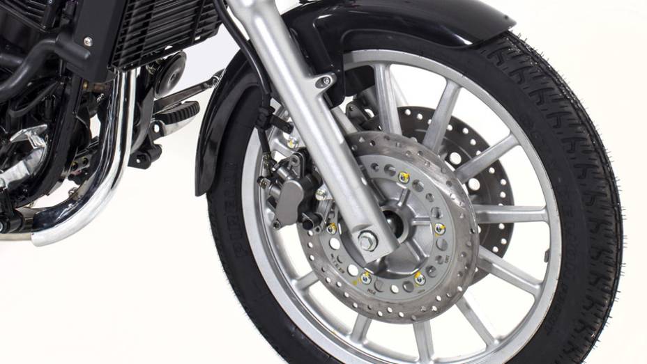 Detalhe da roda dianteira, com disco de freio duplo | <a href="https://beta-develop.quatrorodas.abril.com.br/moto/noticias/dafra-lanca-custom-horizon-250-brasil-743081.shtml" rel="migration">Leia mais</a>