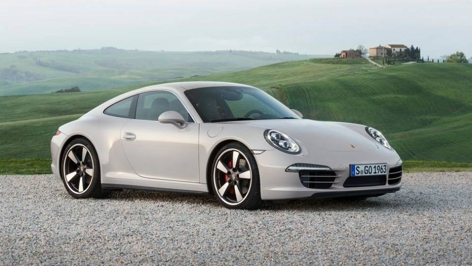 Ele celebra o meio século de existência dos modelos 911 da marca alemã | <a href="https://beta-develop.quatrorodas.abril.com.br/saloes/frankfurt/2013/porsche-911-50th-anniversary-edition-753233.shtml" rel="migration">Leia mais</a>