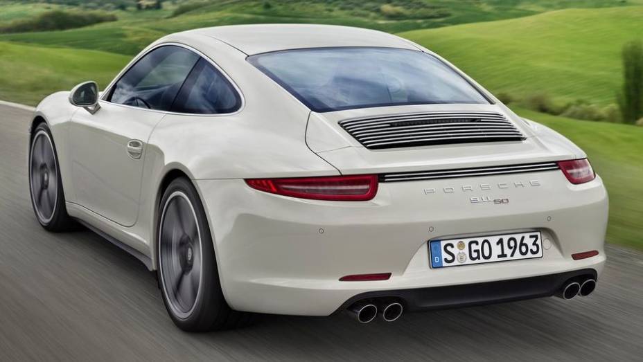 O 911 50th Anniversary Edition acelera de 0 a 96 km/h em 4,2 segundos, se equipado com câmbio manual de sete marchas | <a href="https://beta-develop.quatrorodas.abril.com.br/saloes/frankfurt/2013/porsche-911-50th-anniversary-edition-753233.shtml" rel="migration">Leia mais</a>