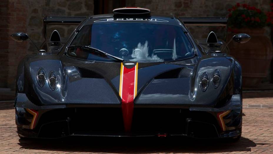 O modelo conta com chassis em carbono-titânio, fazendo com que o peso final do carro seja de apenas 1.070 kg | <a href="%20https://beta-develop.quatrorodas.abril.com.br/noticias/fabricantes/pagani-mostra-zonda-revolucion-743107.shtml" rel="migration">Leia mais</a>