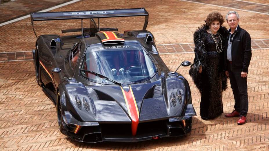 Já o motor que equipa o Zonda Revolucion é o 6.0 V12, que oferece 800 cavalos de potência e 74,4 kgfm de torque | <a href="%20https://beta-develop.quatrorodas.abril.com.br/noticias/fabricantes/pagani-mostra-zonda-revolucion-743107.shtml" rel="migration">Leia mais</a>